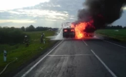 В Кузбассе на трассе загорелся грузовик