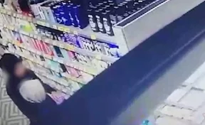 Двое кузбассовцев пытались вынести шампунь из магазина в штанах и попали на видео