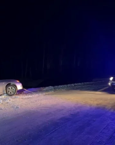 В Топкинском округе полицейские отбуксировали из сугроба машину автомобилистки