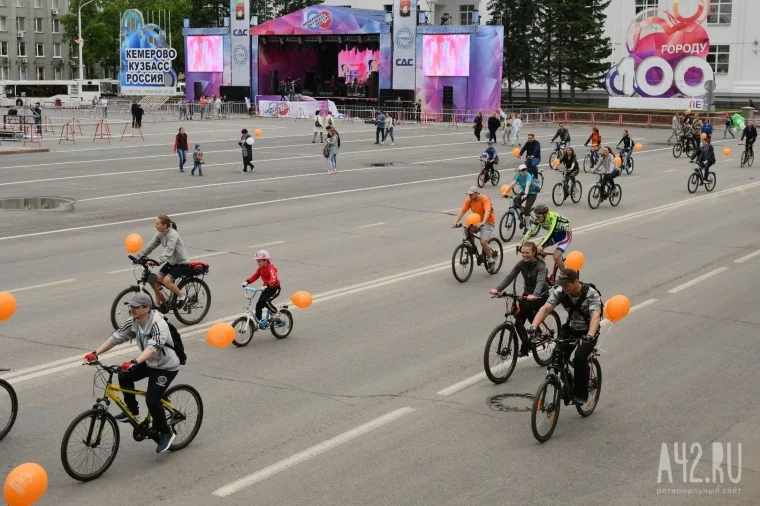 Фото: Праздничный велопарад собрал в центре Кемерова несколько сотен участников  2