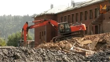 Фото: В Кузбассе решили демонтировать школу, в которой рухнула стена 1