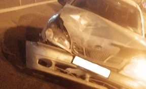 В Кемерове возле крупного ТРЦ водитель Chevrolet устроил ДТП и скрылся