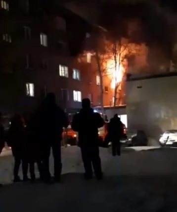 Фото: Крупный пожар в пятиэтажке в Кузбассе попал на видео 1