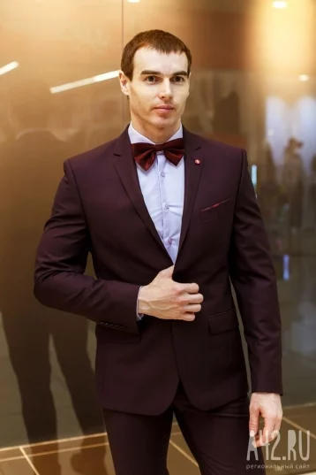 Мужской костюм с зауженным силуэтом, цвет винный. Брюки с отворотом. Цена – 11 000 рублей