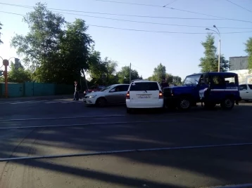 Фото: В Кемерове на пересечении улицы Нахимова и проспекта Шахтёров столкнулись три автомобиля 1