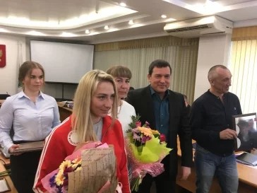 Фото: Мэр Новокузнецка наградил родителей хоккеистов-олимпийцев 2