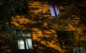 Кемеровчане возмутились из-за проведения работ на крыше дома без страховки