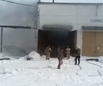 Фото: Почти 40 человек тушили крупный пожар на складе в Кемерове 1