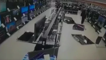 Фото: В Сеть попало видео, на котором сибиряк громит телевизоры в магазине 1