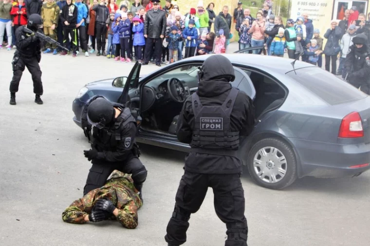Фото: В Кемерове полицейские устроили зарядку со спецэффектами 5