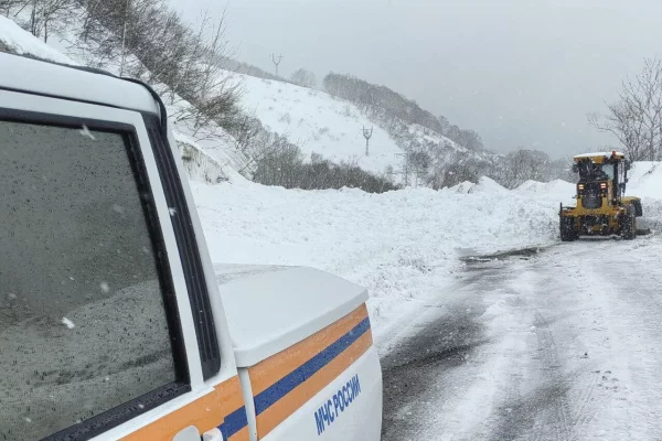 Лавина сошла на трассу федерального значения в Петропавловске-Камчатском