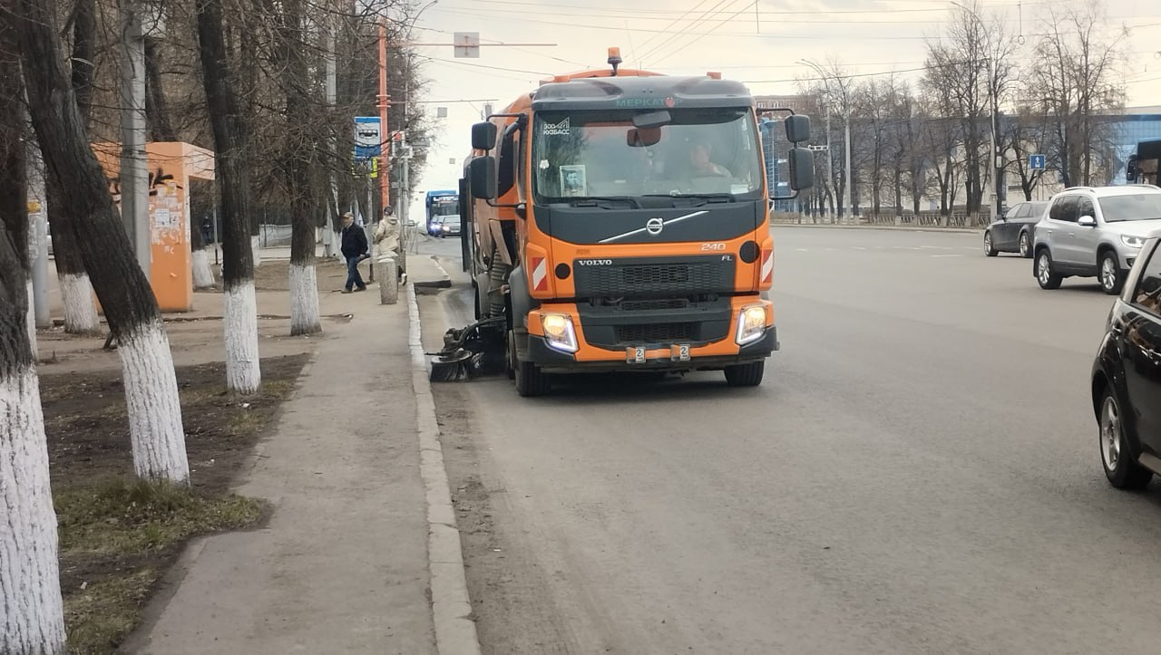 Уборка продолжается: более 200 дорожников приводят в порядок улицы Кемерова