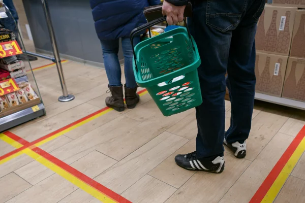 В Красноярске обезьяна в подгузнике напала на менеджера магазина