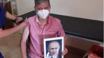 Фото: Мэр аргентинского города вакцинировался «Спутник V», держа фото Путина в руках 1