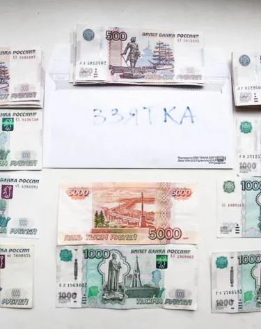В Кузбассе главврача больницы задержали за взятку в 300 тысяч рублей