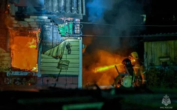 Фото: В Кузбассе ночью в нежилом здании вспыхнул пожар: площадь составила почти 100 квадратных метров 2