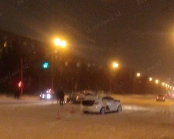 Фото: Последствия ДТП с участием автомобиля такси в Кемерове сняли на видео 1