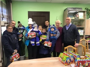 Фото: 300 подарков для детей новокузнецкого и прокопьевского районов вручил разрез «Берёзовский» 1