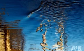 В Новокузнецке затопило улицу Лазо из-за аварии на водопроводе