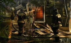 Частный дом сгорел в Новокузнецке: пожар попал на видео
