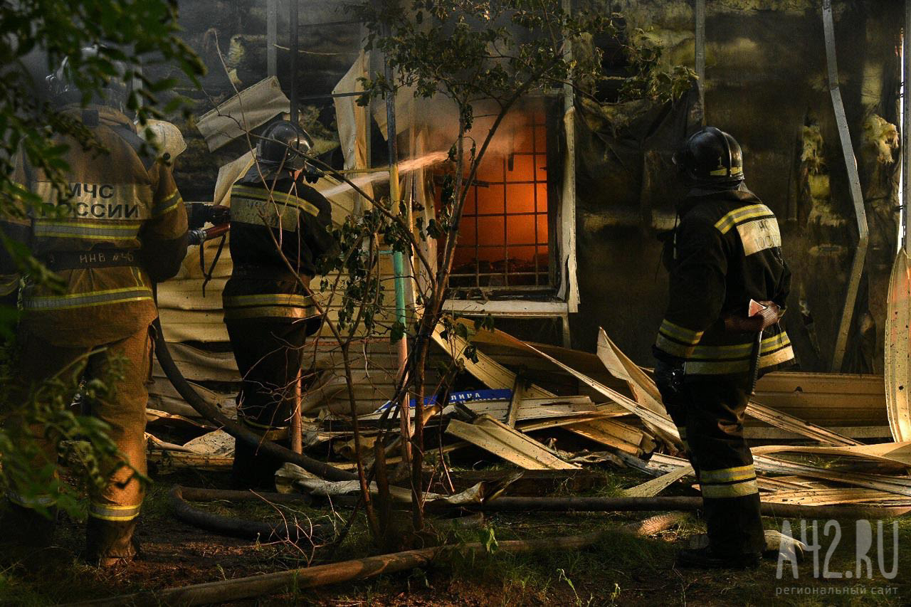 Частный дом сгорел в Новокузнецке: пожар попал на видео