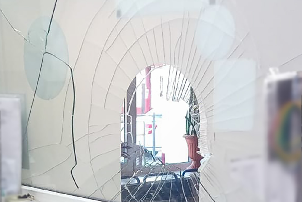 Кузбассовец разбил окно в кассе автовокзала из-за непроданного билета