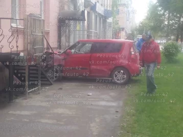 Фото: Иномарка врезалась в дом в центре Кемерова 1