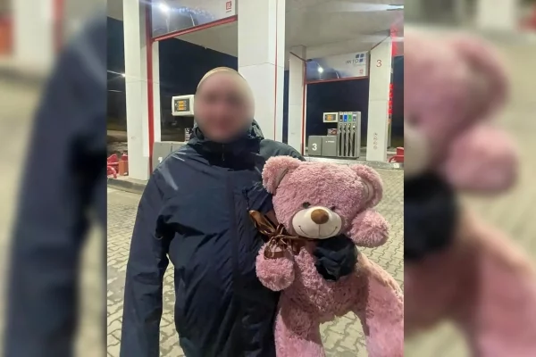 Кузбассовец сбежал с АЗС с девушкой и плюшевым медведем