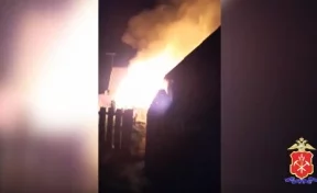 В Кузбассе две женщины чуть не погибли в горящем доме 