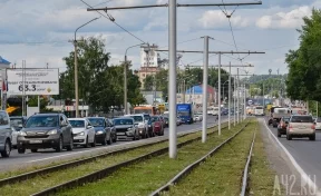 «Перекрыла проезд»: кемеровчане сообщили о вылетевшей на трамвайные пути иномарке 