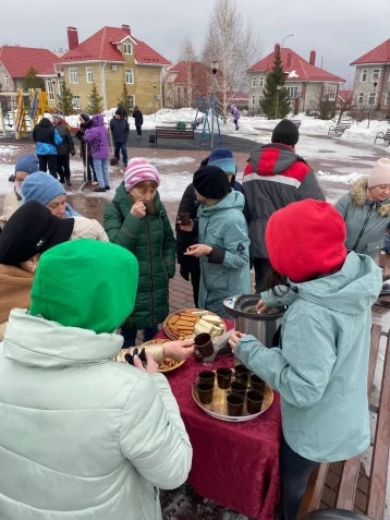 Фото: Жители Кузбасса раскидали снег на улицах и попили чай с печеньем 1