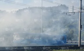 В Кемерове на Кузнецком мосту на ходу загорелся автобус