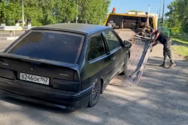 Шутка с высунутыми в окно ногами стоила кузбассовцу автомобиля и 13 700 рублей