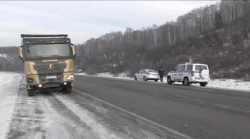 Фото: В Кузбассе водитель ездил без прав на неисправном грузовике 1