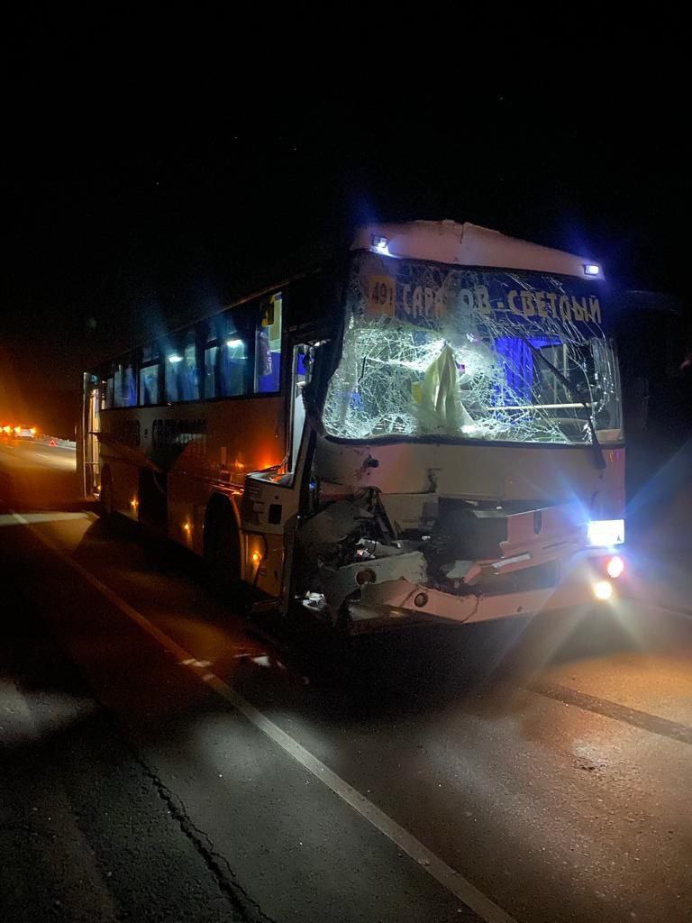 В Саратове пять пассажиров пострадали после столкновения автобуса с КамАЗом