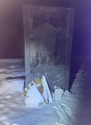 Фото: Девятилетний кузбассовец «избил» мемориал санками 1
