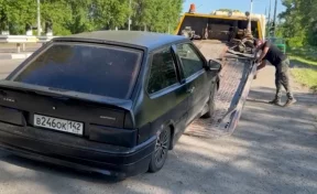 Шутка с высунутыми в окно ногами стоила кузбассовцу автомобиля и 13 700 рублей