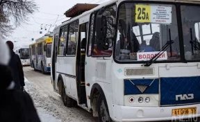 «Где же синий, большой автобус»: кемеровчане обсуждают, почему по временному маршруту №25а ходят «ПАЗики»