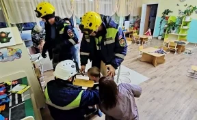 Голова застряла в стуле: детсадовцу потребовалась помощь спасателей в Кемерове