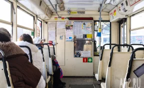 Кемеровчане прокатились на трамвае с открытыми дверьми в мороз