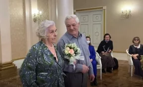 В России 92-летняя невеста и 70-летний жених сыграли красивую свадьбу