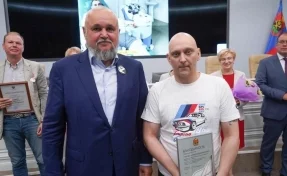 Стал донором: губернатор Кузбасса наградил металлурга, который спас жизнь человека