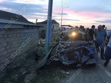 Фото: Девочку раздавило стеной дома, в который врезался автомобиль в Дагестане 1