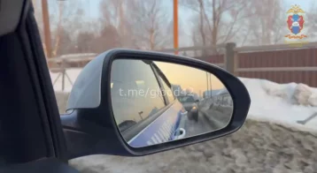 Фото: В Кузбассе инспекторы ДПС помогли водителю сломанного автомобиля 1