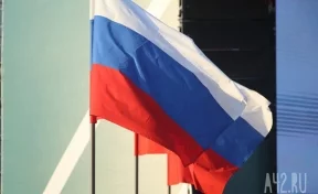 Госдума рассмотрела законопроект, обязывающий детсады и вузы вывешивать флаг РФ