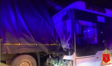 Фото: В ДТП с фурой и автобусом в Ленобласти пострадали 15 человек, 14 доставлены в больницы 1