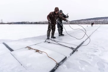 Фото: В Кемерове готовят лёд для постройки городка на площади Советов 3