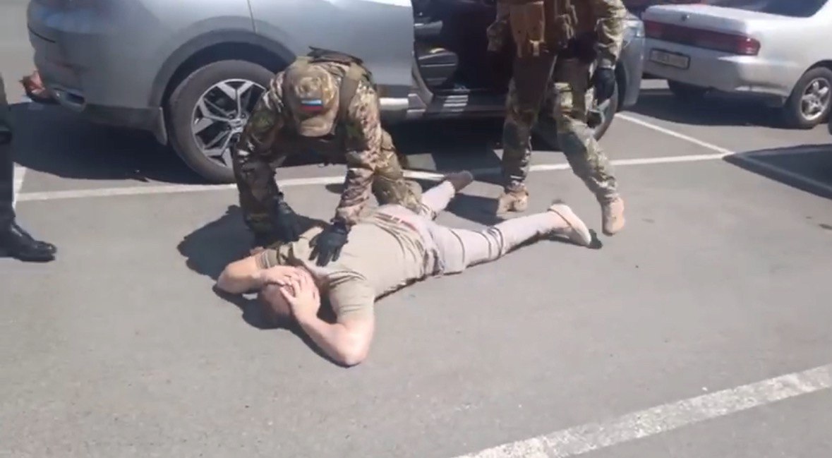 Хотел заработать на Дне Победы: ФСБ показала кадры задержания начальника отдела ГЦС «Кузбасс» в Кемерове 