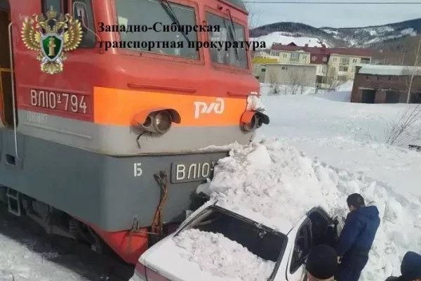В Кузбассе легковой автомобиль столкнулся с грузовым поездом