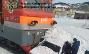 В Кузбассе легковой автомобиль столкнулся с грузовым поездом